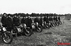 Команда Ирбитского мотозавода со специальными спортивными колясками облегченного типа, 1947 год.
