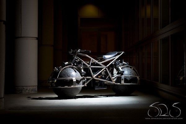 мотоцикл на сферических колесах