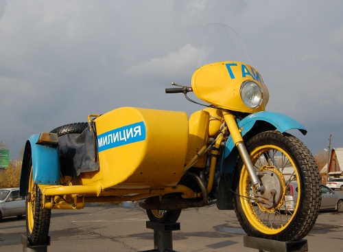 Памятник мотоциклу 'Урал' в Хакасии
