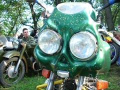 OPPOZIT.RU: ИРБИТ 2005:<br />
Морда стрита. Что с ним сделала ночная дорога. Сзади видна моя помятая рожа.