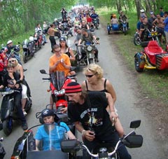 OPPOZIT.RU: ИРБИТ 2005:<br />
Формирование колонны. На переднем плане Stix. Чуть дальше – Артем.