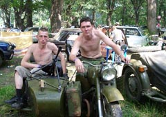 OPPOZIT.RU: ИРБИТ 2005:<br />
Я и Пахей после прохвата по городу.