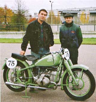На трассе Бикерниеки: возрожденный М-75, его счастливый владелец (слева) и Андрис Радзиньшь — тот, чье умение и золотые руки помогли возродить этот уникальный мотоцикл