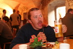 Штирлиц с пивом ест немецкую колбаску